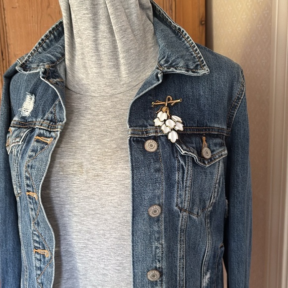 Trifari Brooch/Pendant with Molded Glass Leaves - Picture 6 of 8